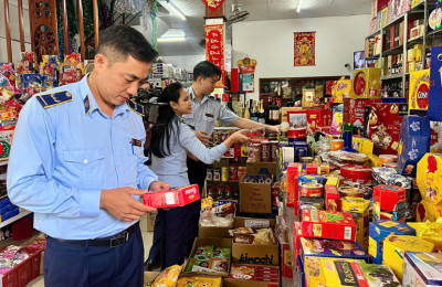 Kiểm soát thị trường đồ uống, bánh kẹo, mứt tết